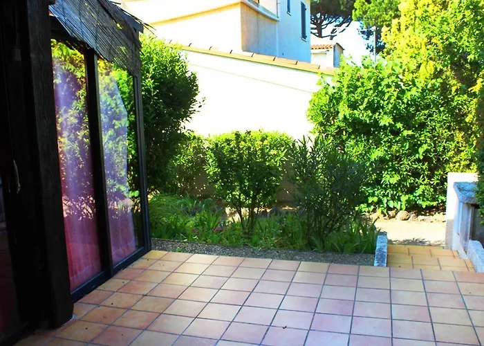 Hébergement de vacances Mitoyenne Avec Piscine, Parking, Climatisation Et Proche Mer, Idéale Pour 4 Personnes - Fr-1-607-89