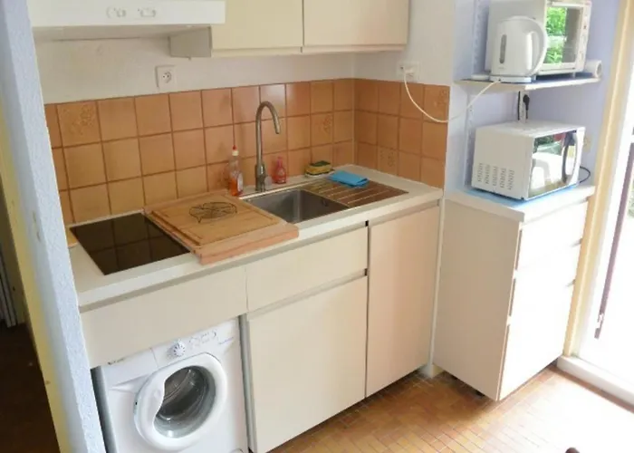 Mitoyenne Avec Piscine, Parking, Climatisation Et Proche Mer, Idéale Pour 4 Personnes - Fr-1-607-89 *